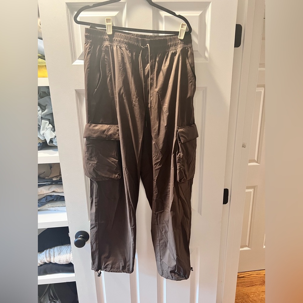 ALO Yoga espresso colored voyage utility Cargo Pants Relaxed Fit Elastic Waist